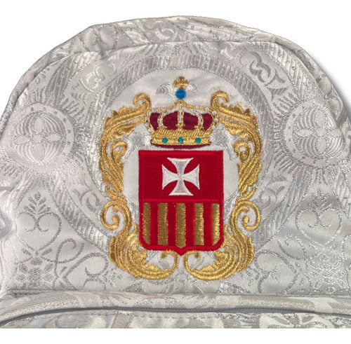Mochila Sacristía Bordada En Tela Brocada Blanco Con Plateado Escudo Virgen De La Meced