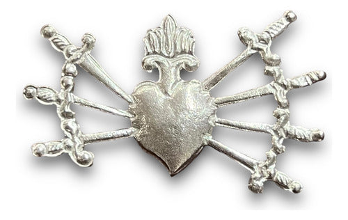Corazón Con 7 Dagas O Dolores De Plata De 4.5 Cm X 2.8 Cm
