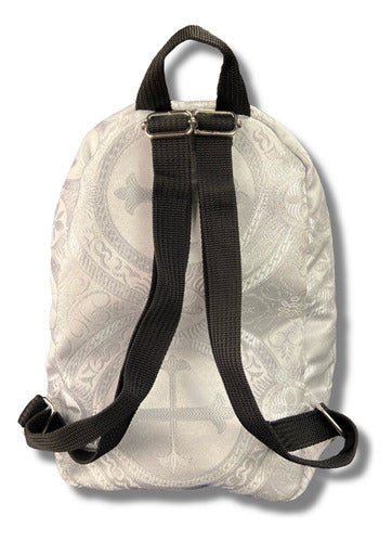 Mochila Mini Sacristía En Tela Brocada Blanco Con Plata Bordada Escudo Virgen De La Merced
