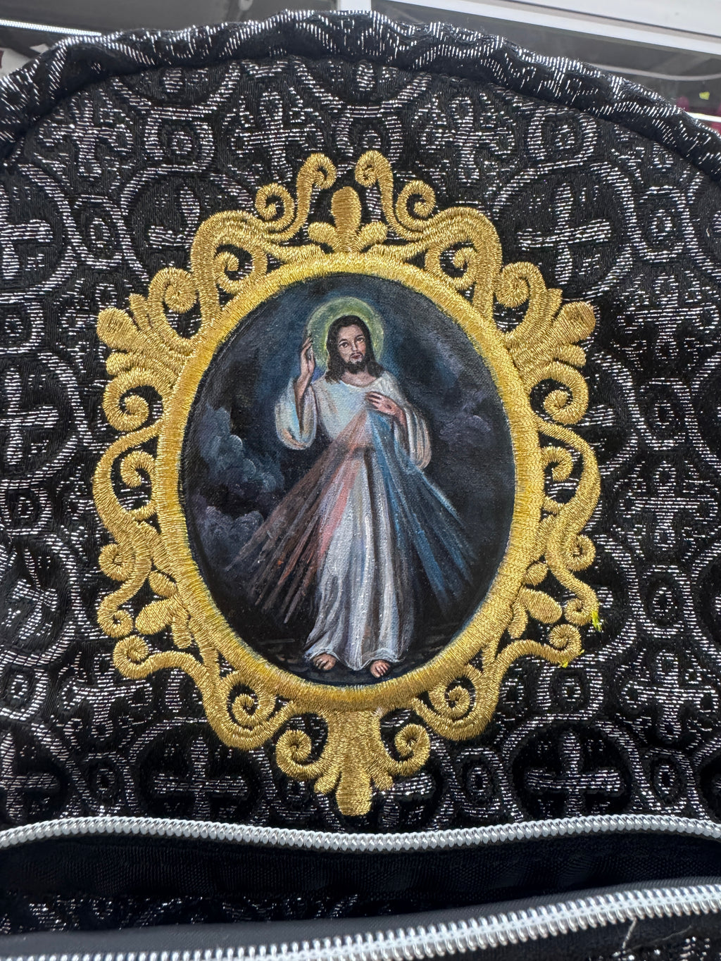 Mochila Mini Sacristía Bordada Con Escudo Señor de la Misericordia