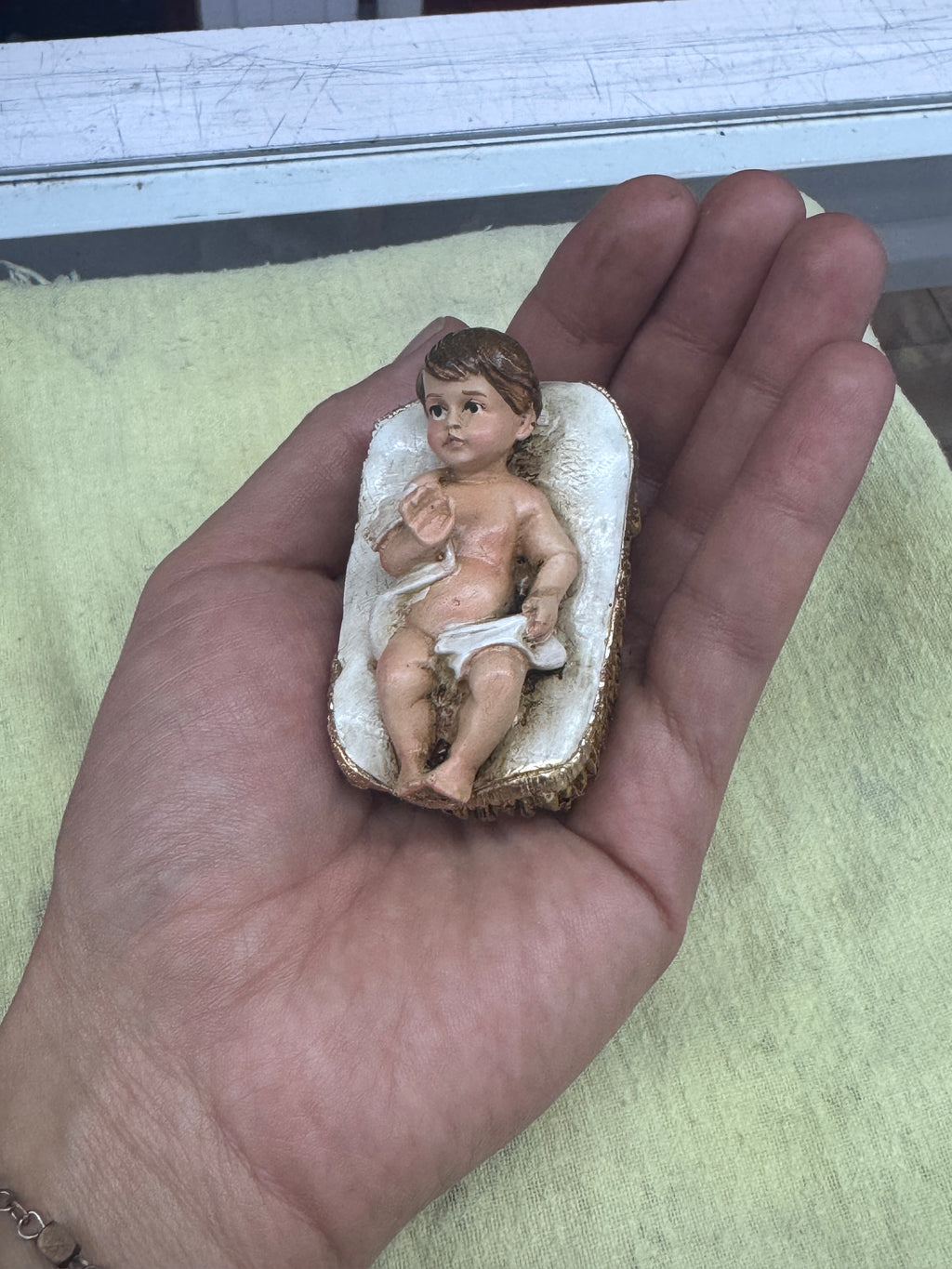 Niño Dios en cuna 6.5cm