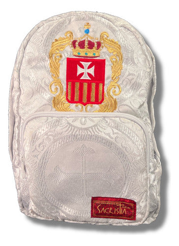 Mochila Mini Sacristía En Tela Brocada Blanco Con Plata Bordada Escudo Virgen De La Merced