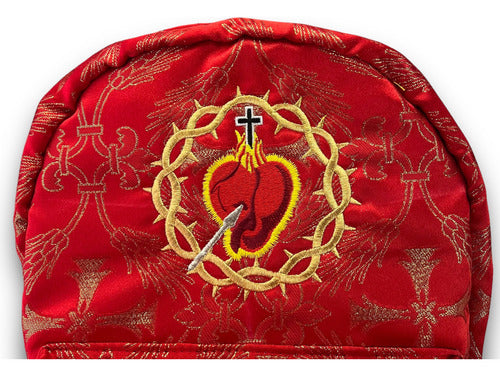 Mochila Sacristía En Tela Brocada Roja Con El Corazón De Jesús Bordado