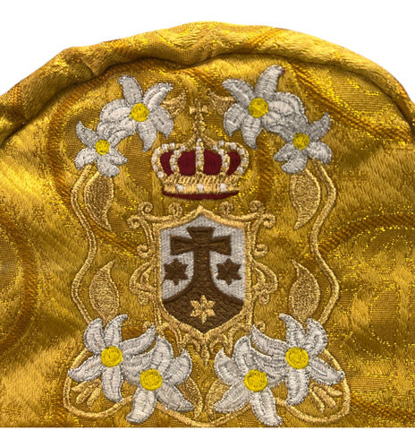 Mochila Mini Brocada Dorada Bordada Con Escudo De La Vigen Del Carmen