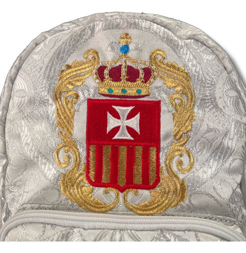 Mochila Mini Sacristía En Tela Brocada Blanco Con Plata Bordada Escudo Virgen De La Merced